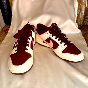 NIKE Dunk Low Retro PRM - Valentine’s Day 2023
Men’s 8.5
